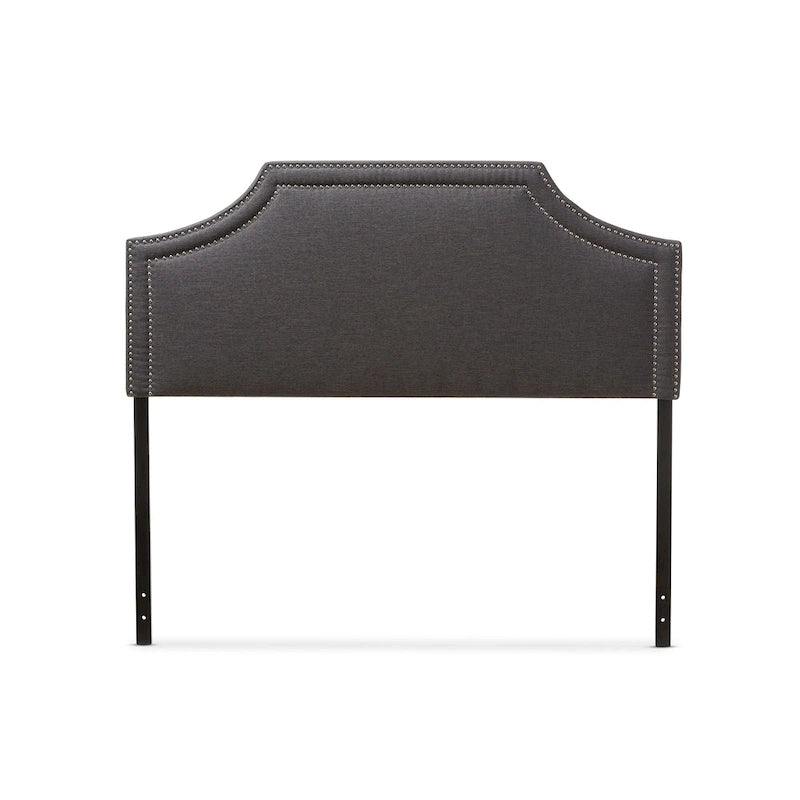 Tête de lit en tissu capitonné avec motifs géométriques en bois découpé et clous décoratifs