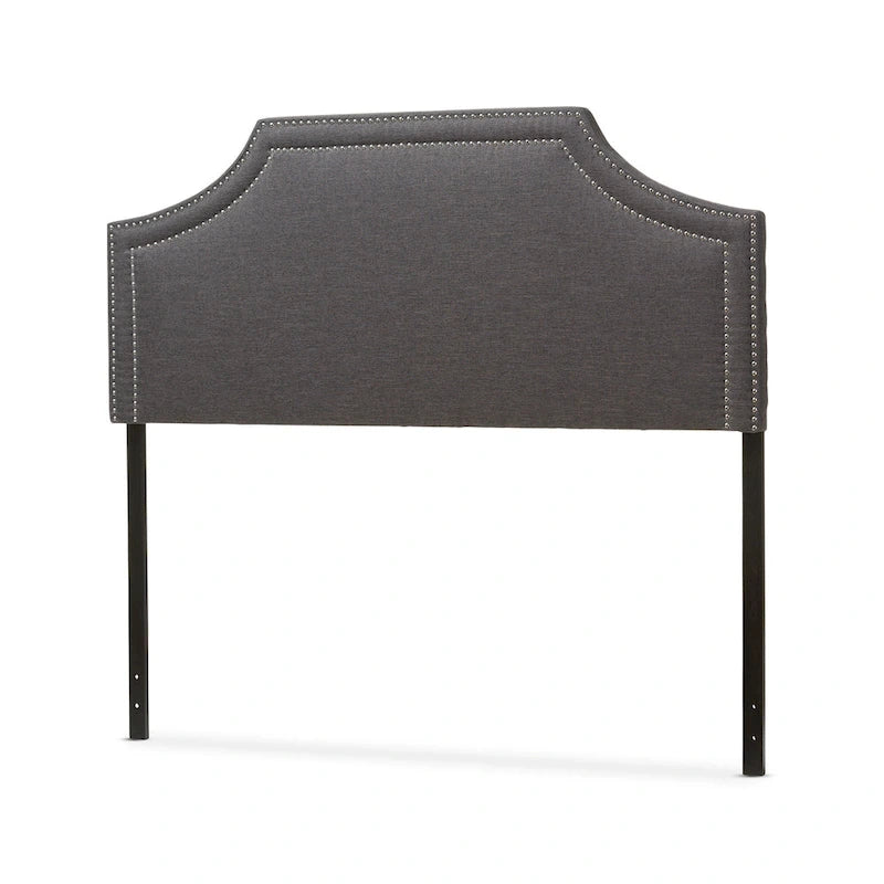Tête de lit en tissu capitonné avec motifs géométriques en bois découpé et clous décoratifs