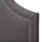 Tête de lit en tissu capitonné avec motifs géométriques en bois découpé et clous décoratifs