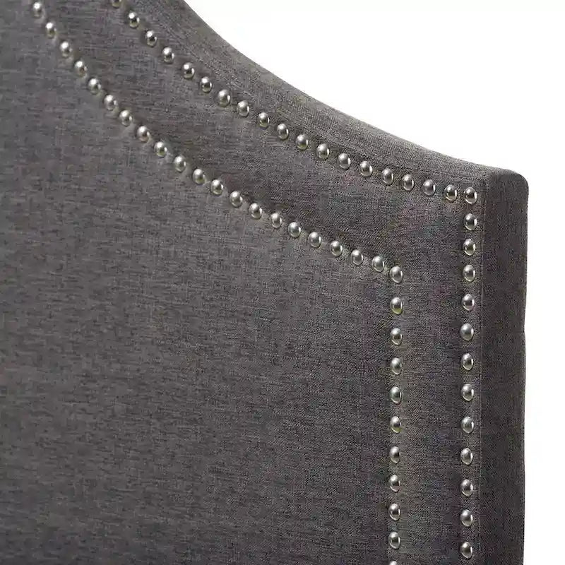 Tête de lit en tissu capitonné avec motifs géométriques en bois découpé et clous décoratifs