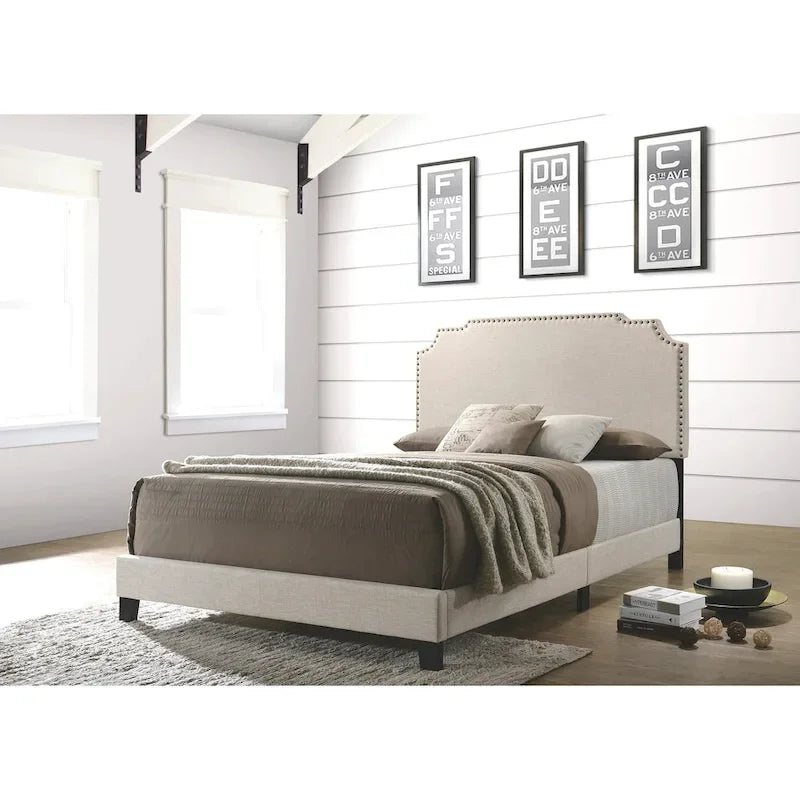 Lit rembourré beige au design moderne avec garniture cloutée