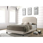 Lit rembourré beige au design moderne avec garniture cloutée