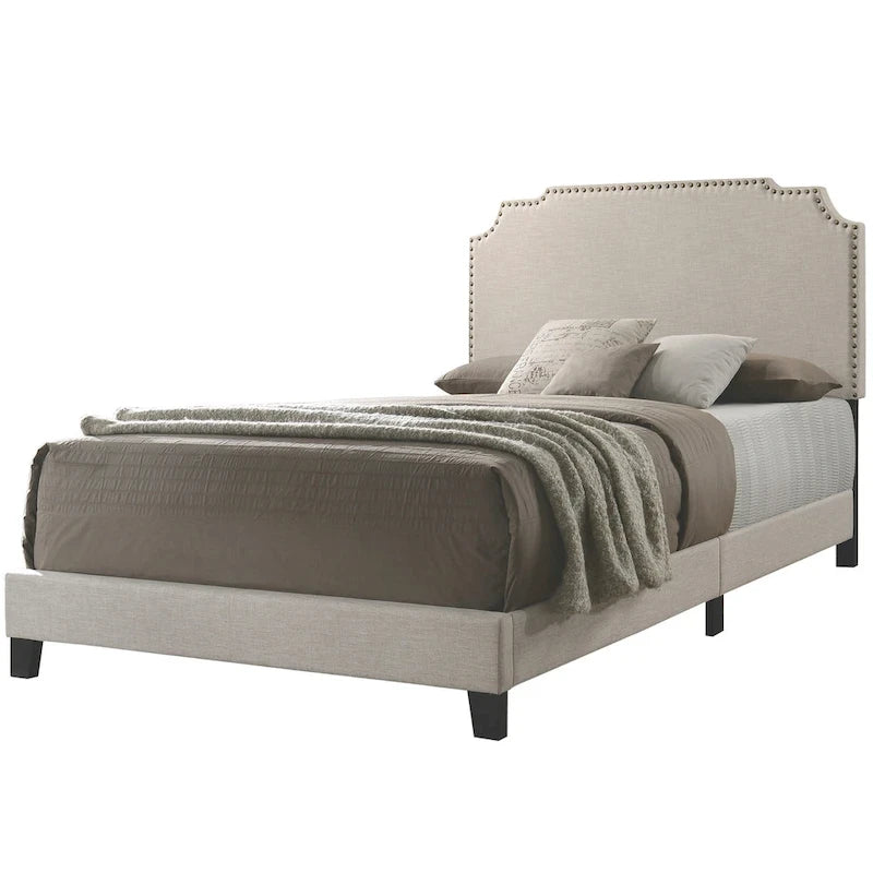 Lit rembourré beige au design moderne avec garniture cloutée